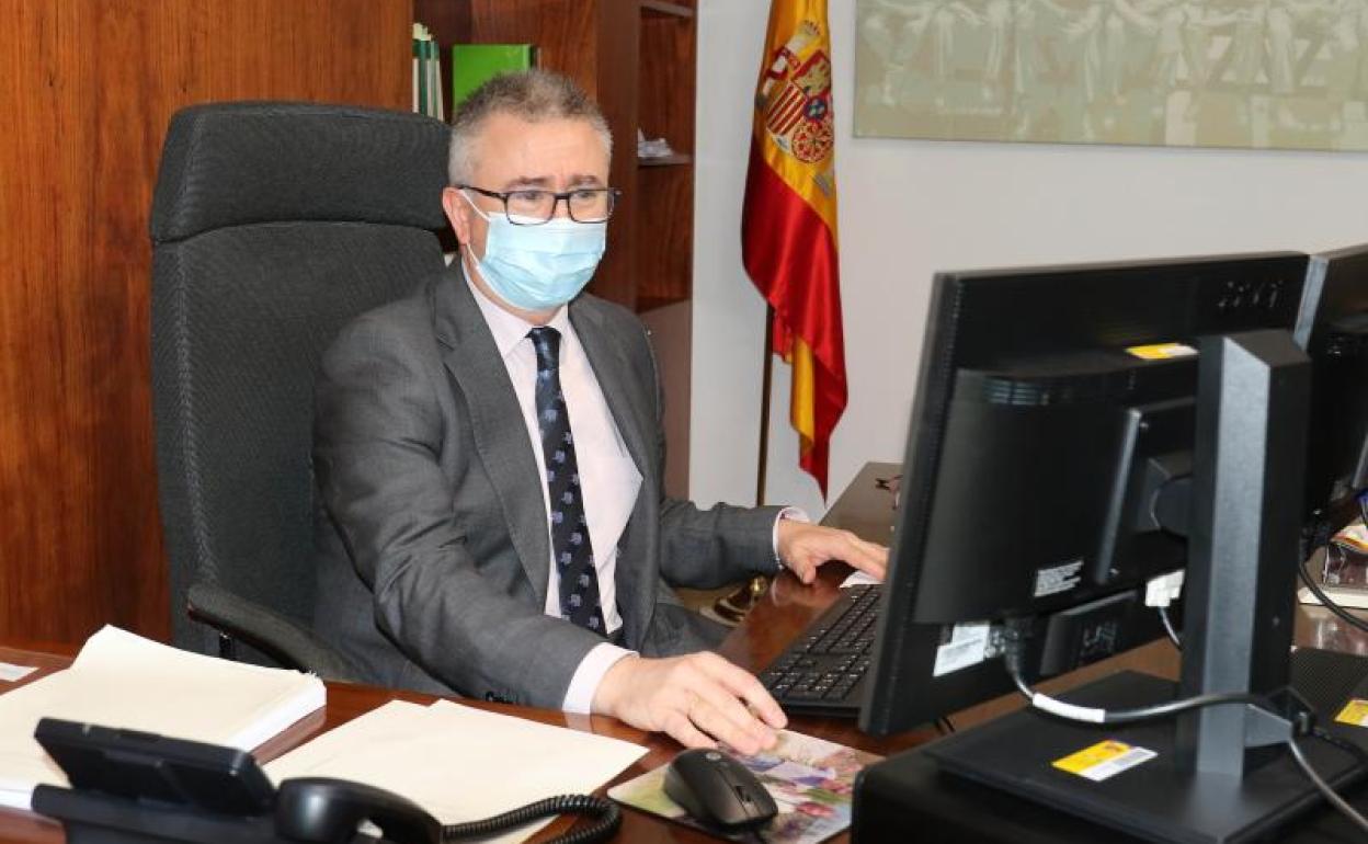 El magistrado titular del Juzgado de lo Social 4, José Antonio Merino, en su despacho. 