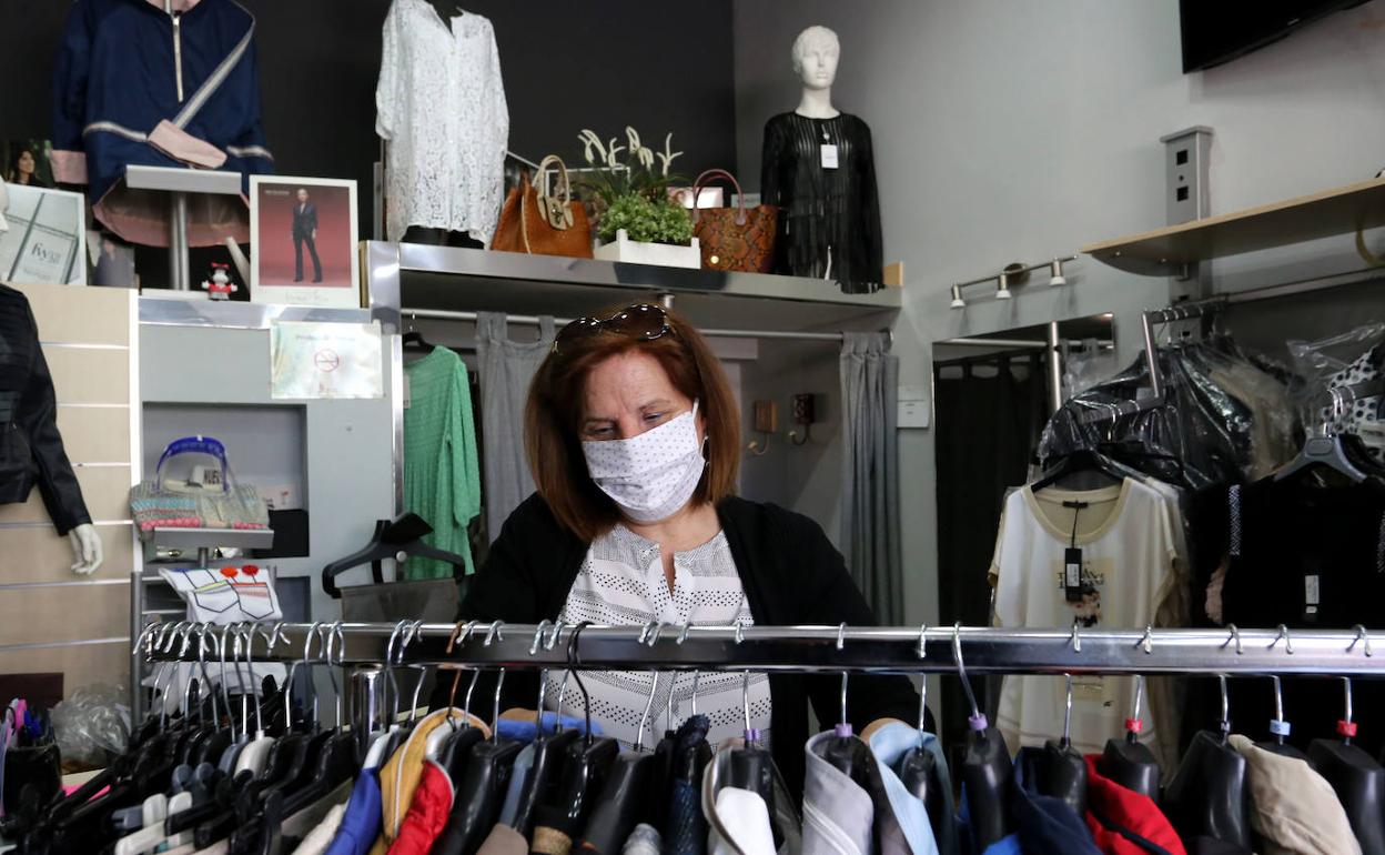 Ana Cortés, de la tienda de ropa Mafalda, en Valladolid, coloca el género.