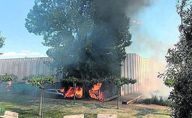 Incendio producido ayer junto a la nave de Cartonajes Dueñas.