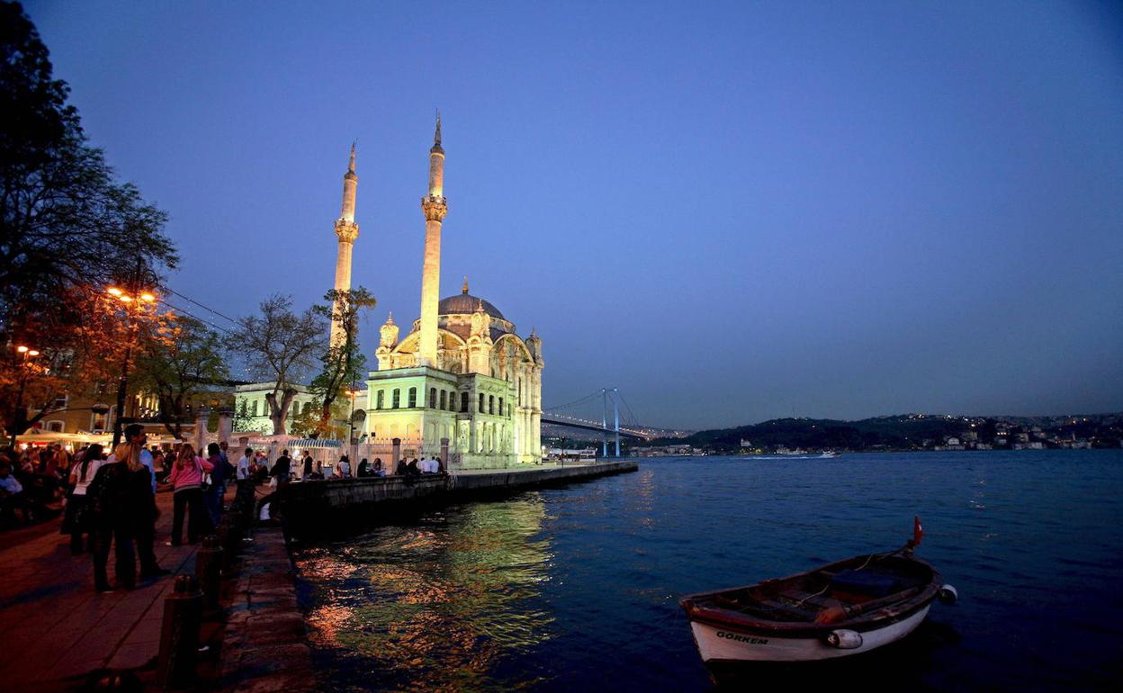 La mezquita de Ortakoy, en Estambul. 