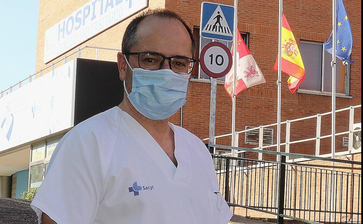 El doctor Santiago Juarros, en la entrada al Hospital Clínico. 