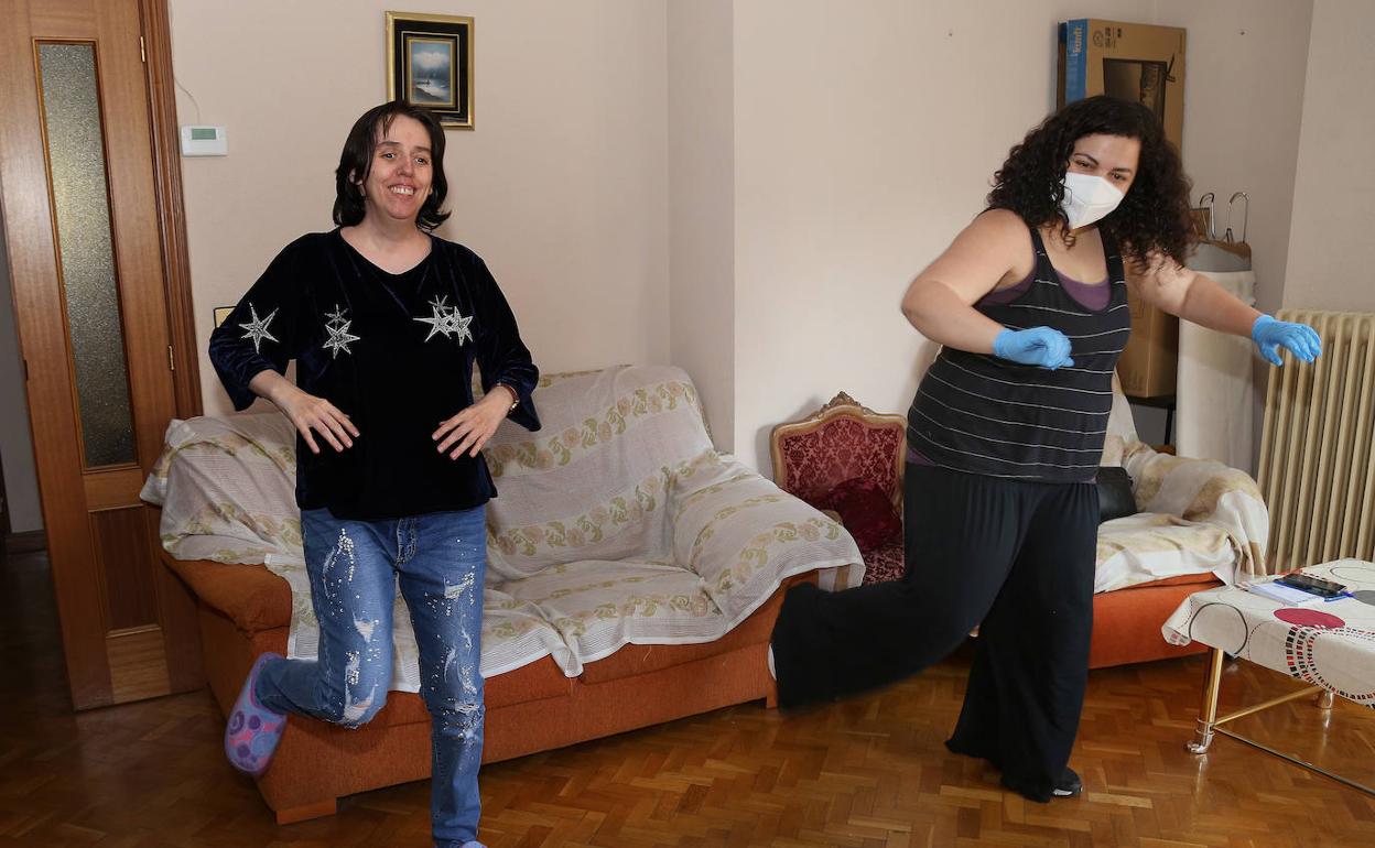 Silvia V. y su asistente personal, María Fraile, realizan una tabla de gimnasia en la vivienda supervisada de Palencia 