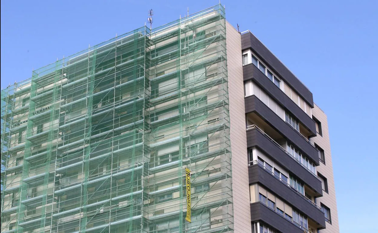 Andamio instalado sobre un edificio.