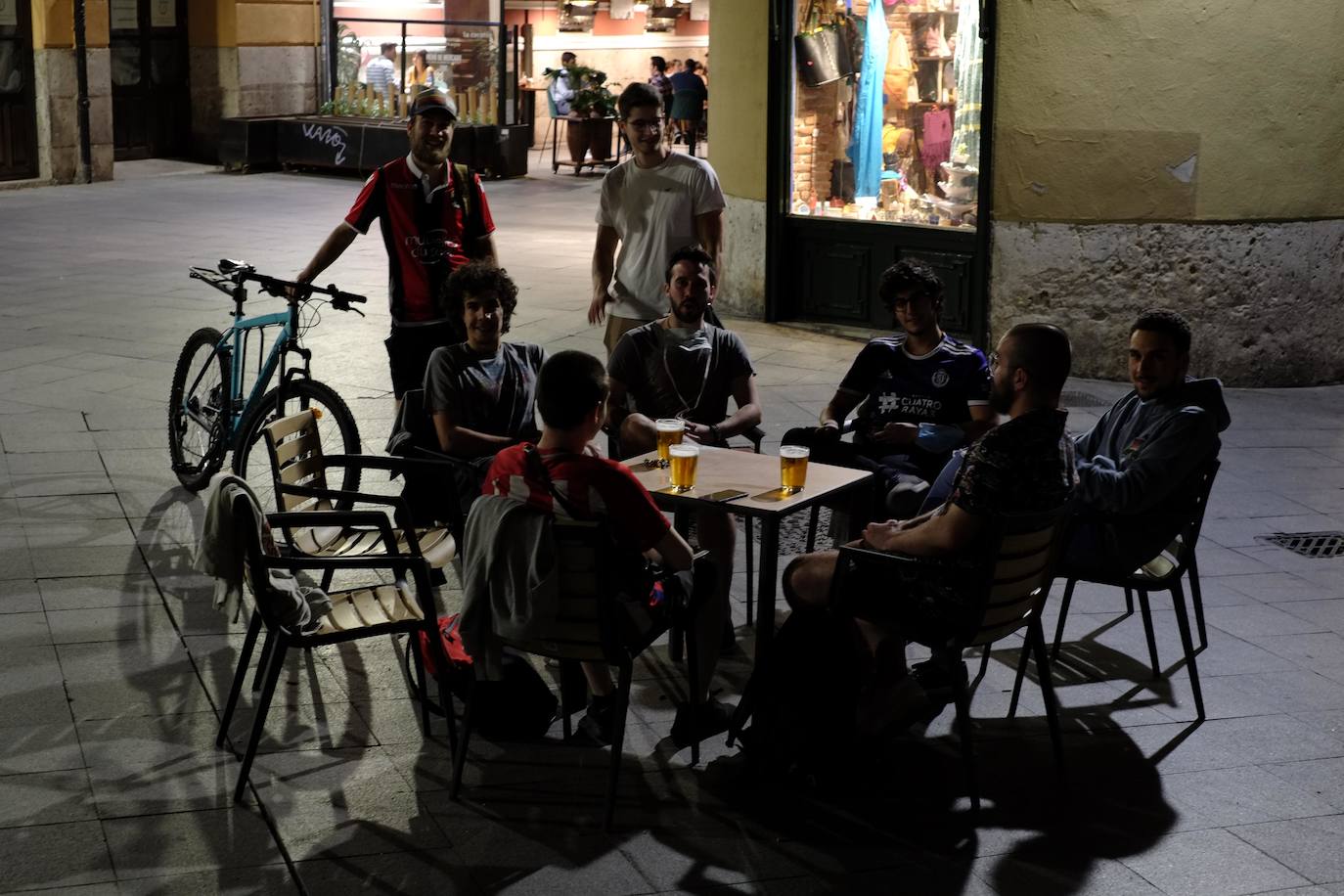 Fotos: Las terrazas de Valladolid se llenan en la primera noche de sábado en fase 1