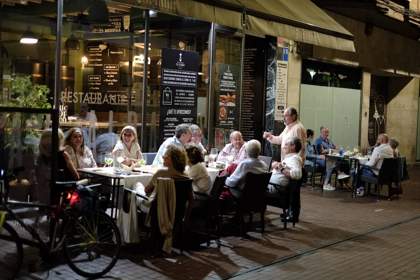 Fotos: Las terrazas de Valladolid se llenan en la primera noche de sábado en fase 1