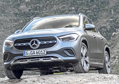 Imagen secundaria 1 - En la imagen superior se pueden apreciar como todas las áreas del concesionario cuentan con señalítica; sobre estas líneas, a la izquierda, el nuevo Mercedes-Benz GLA más versátil que nunca, y a su derecha, información sobre la higienización de los vehículos después de su uso diariamente. 