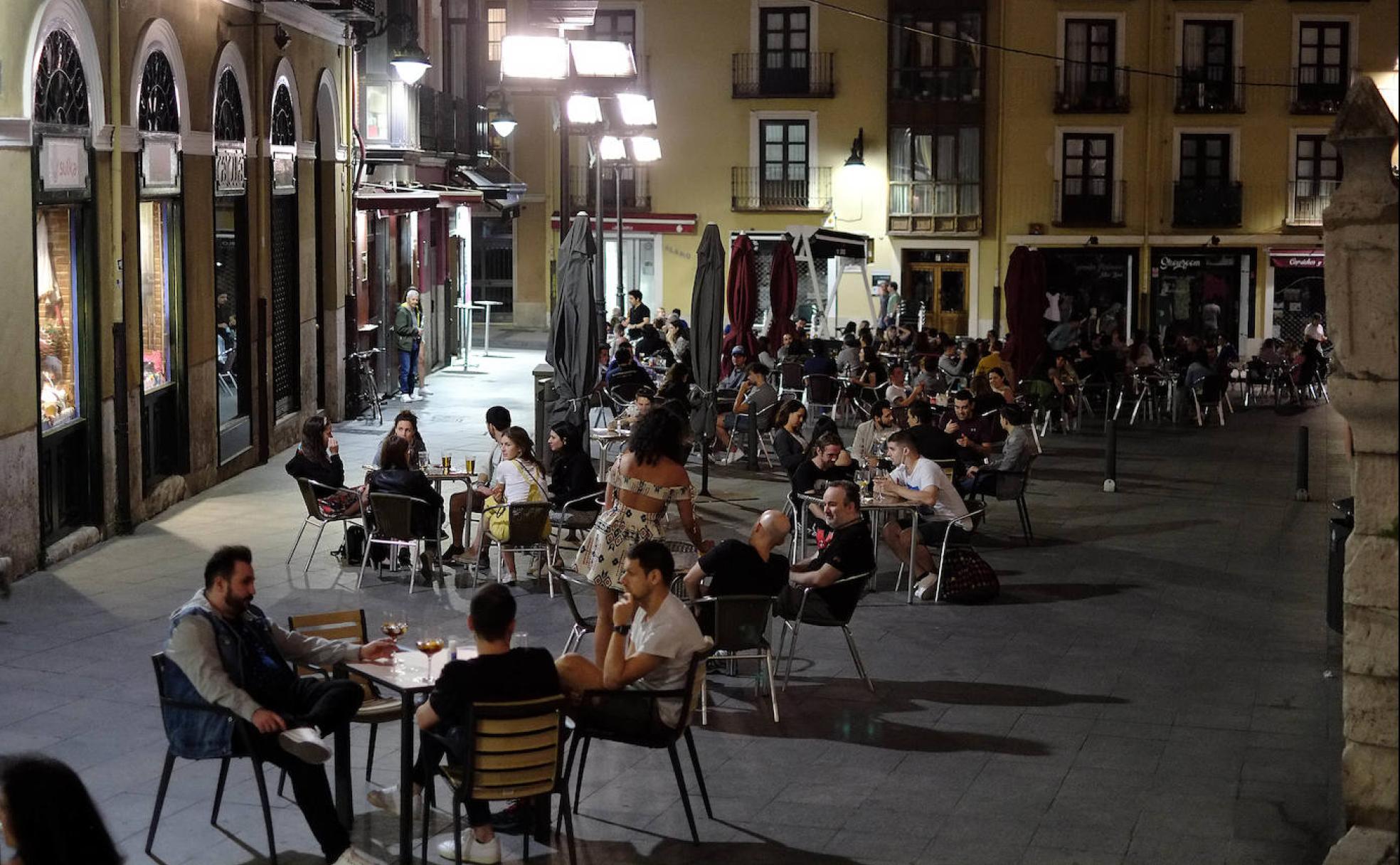 Las terrazas del entorno de la Catedral estuvieron llenas hasta bien entrada la noche. 