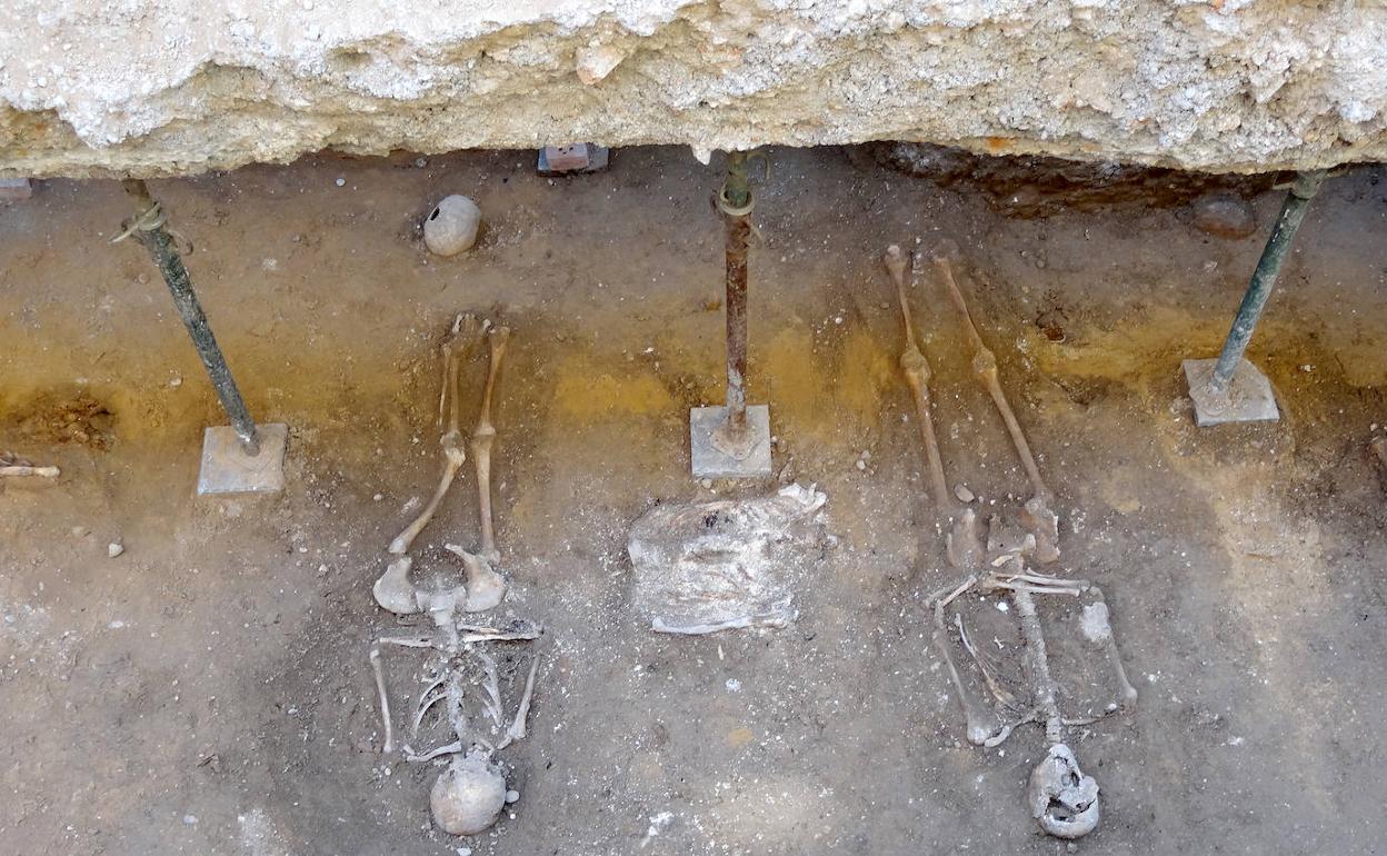 Esqueletos encontrados en la excavación arqueológica de la calle Constitución 