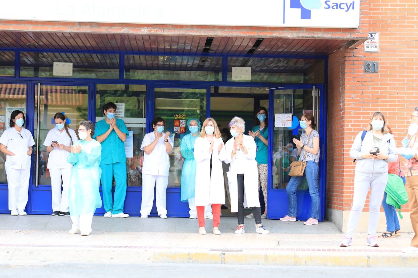 Fotos: Sanitarios de Salamanca se concentran en apoyo a la sanidad pública