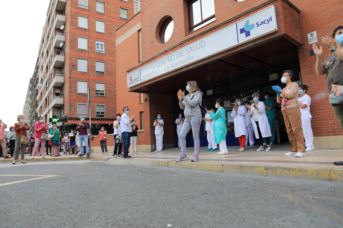 Fotos: Sanitarios de Salamanca se concentran en apoyo a la sanidad pública