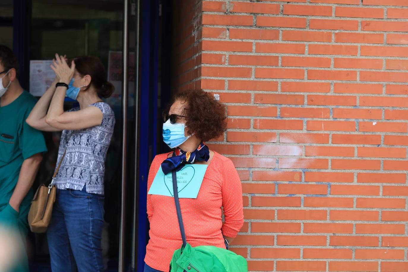 Fotos: Sanitarios de Salamanca se concentran en apoyo a la sanidad pública