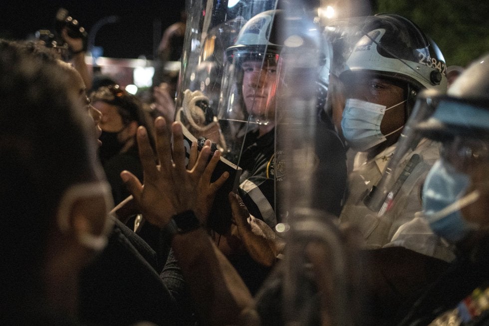 La policía detiene a un grupo de manifestantes en el distrito de Brookly, Nueva York