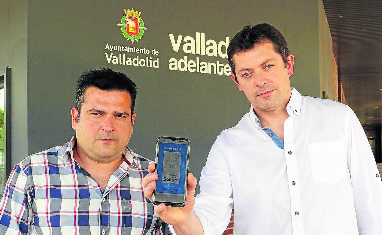 Eduardo Fernández y Jaime Fernández. Coofundadores de Plum TIC, muestran una de sus aplicaciones de telefonía móvil.