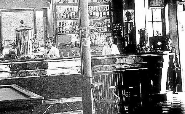 Imagen principal - Arriba, el bisabuelo Ezequiel Urrea fuera de la barra, a la derceha, en la primera sede del Bar Suizo en la Calle Santander. A la izquierda, terraza del Bar Suizo ya en la calle Doctrinos. A la derecha, el abuelo Jesús Urrea. 