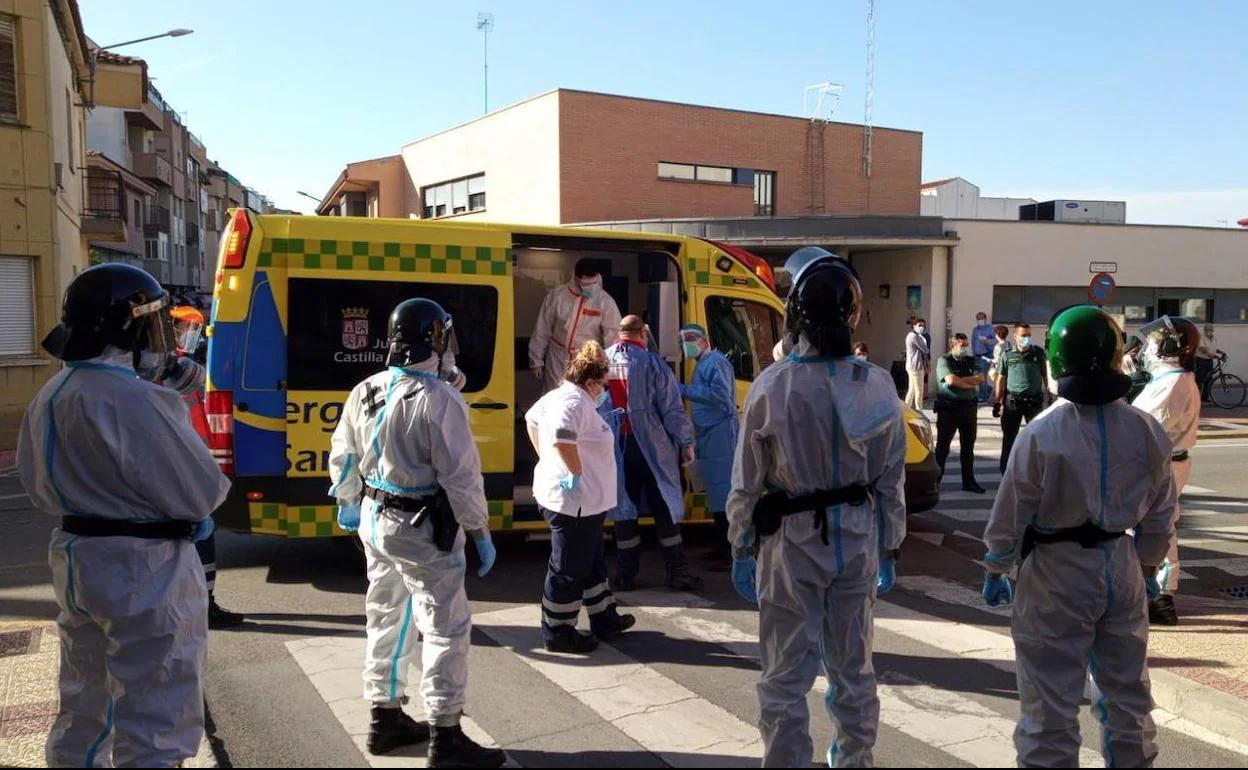La Guardia Civil asegura el traslado en ambulancia del hombre. 