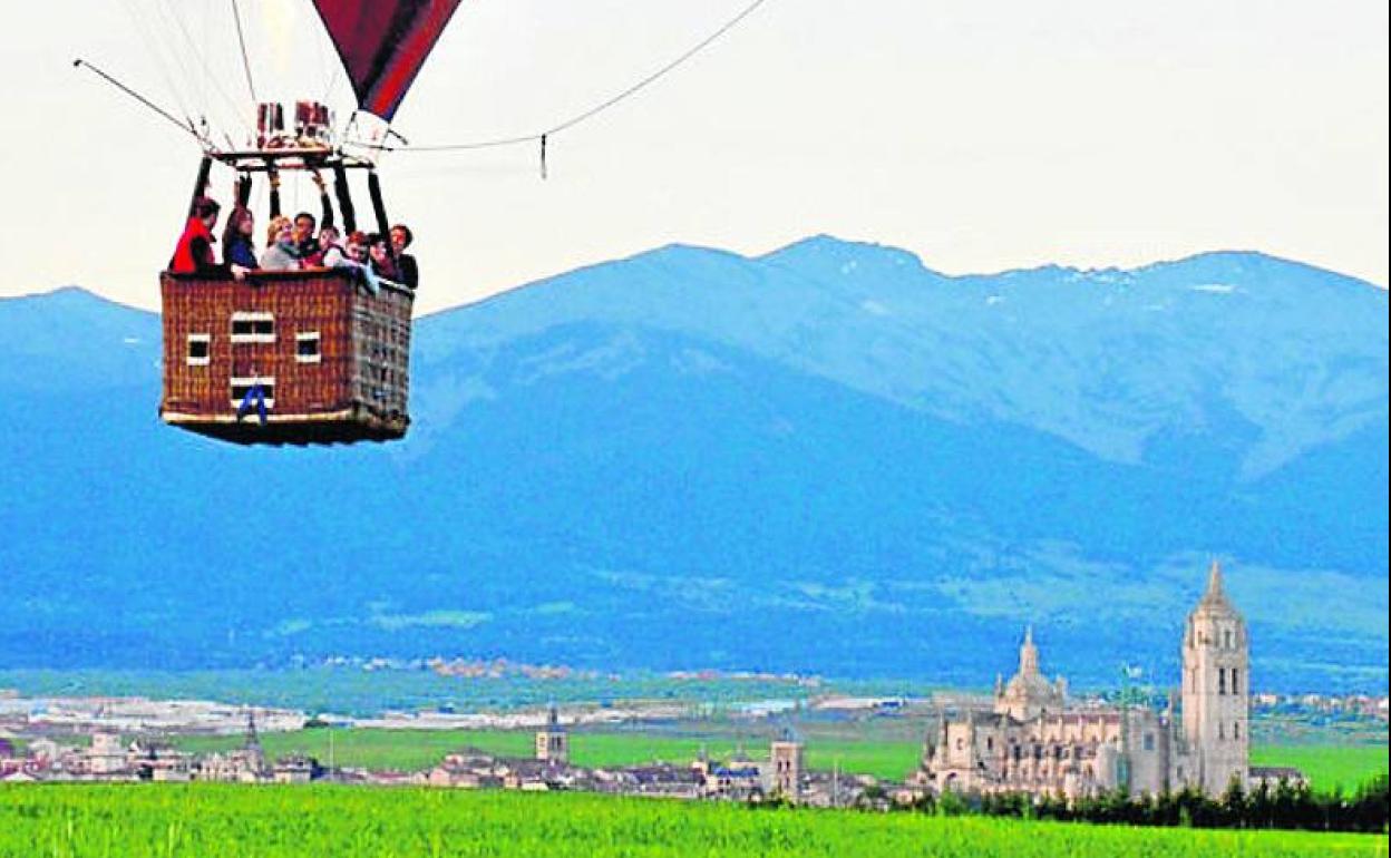 Un globo sobrevuela Segovia. 