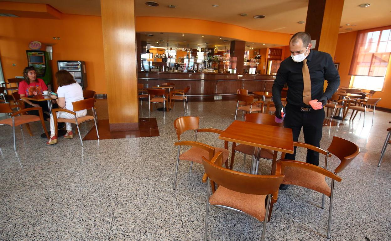 Preparativos en la cafetería del hotel Ponferrada Plaza. El Bierzo y Laciana inauguraron la fase 2. 