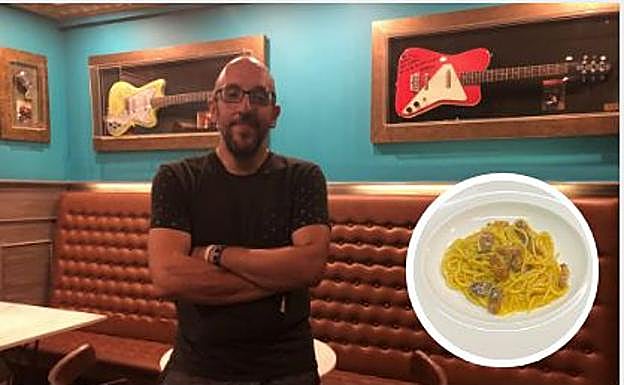 El director de Sonorama Ribera posa con su pasta a la carbonara 