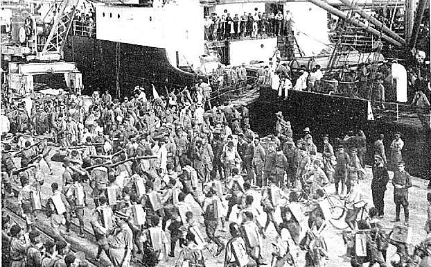 El tabor de regulares de Melilla, embarcando para Alhucemas.