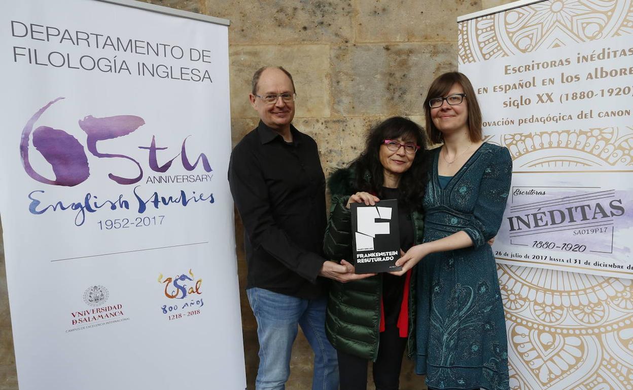 Anam María Manzanas, en el centro, en un acto del Departamento de Filología Inglesa.