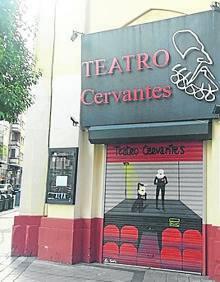 Imagen secundaria 2 - Arriba, patio de butacas del teatro Carrión de un estilo de los años 40; a la izquierda, uno de los escenarios del teatro Zorrilla, con salón-cafetería y sala de conferencias y a la derecha fachada del Teatro Cervantes, con la silueta del rostro del dramaturgo.