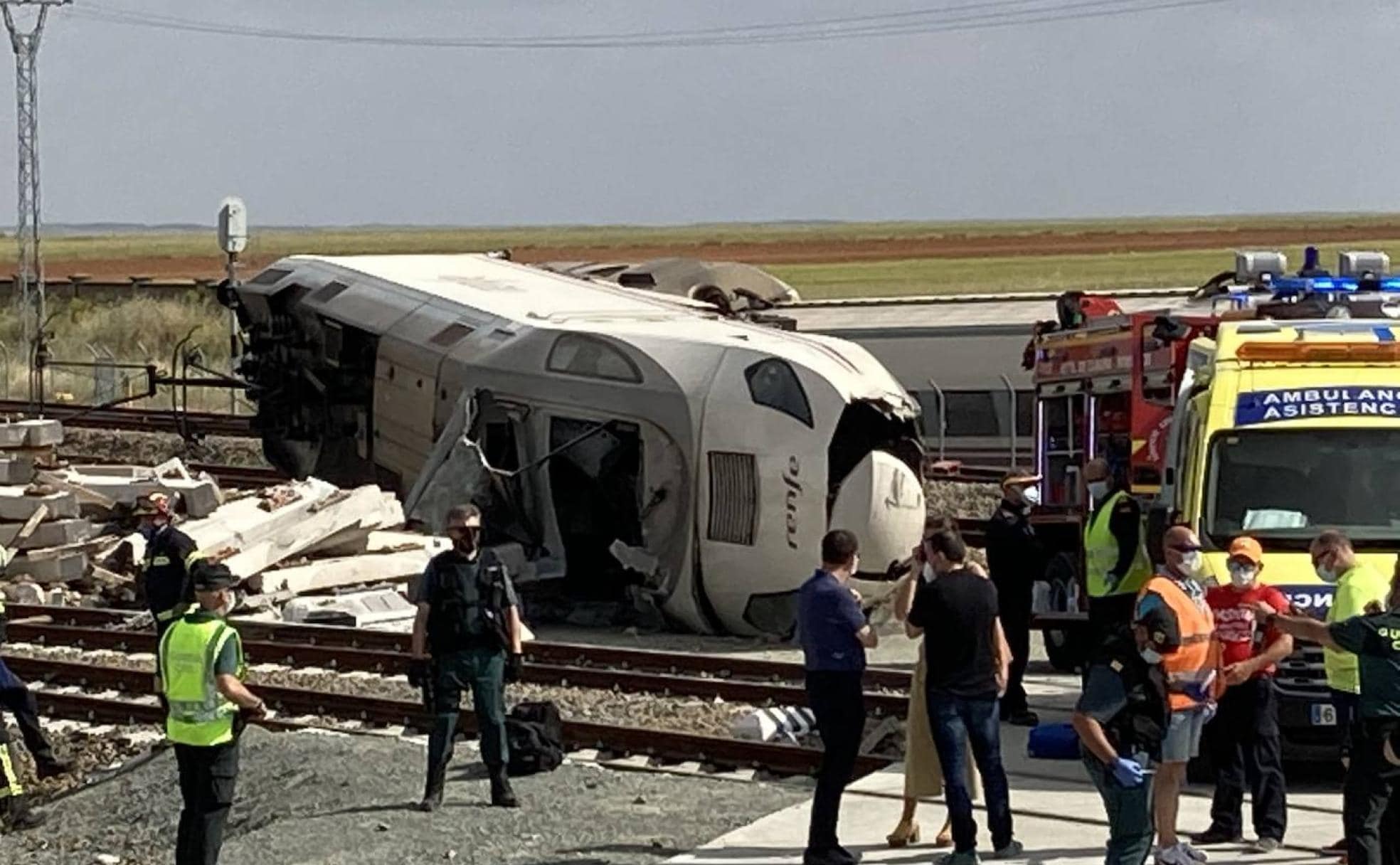 Personal de emergencias, junto al convoy descarrilado en La Hiniesta, Zamora.