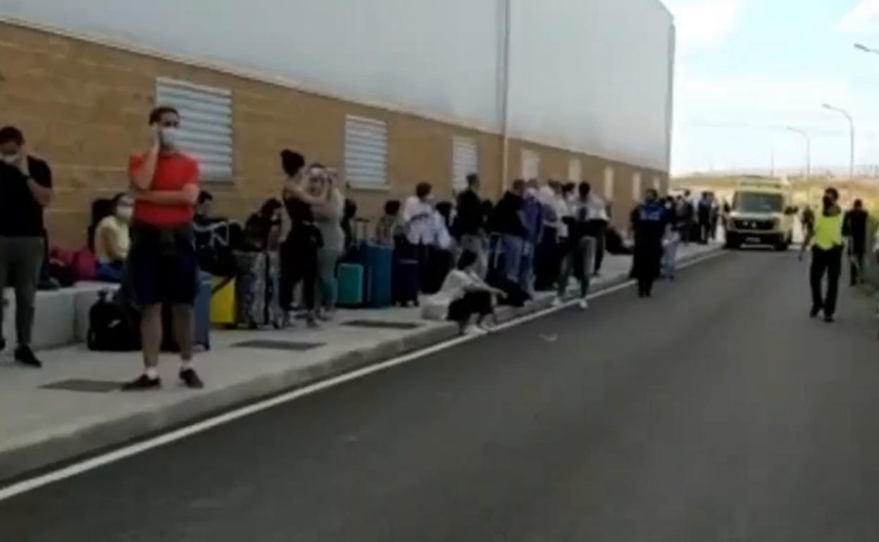 Los pajajeros del tren esperan a los autobuses que les recogerán. 