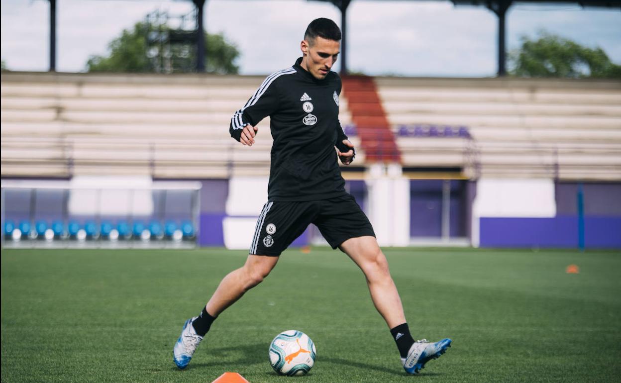 Fede San Emeterio conduce el balón en un ejercicio en los Anexos. 