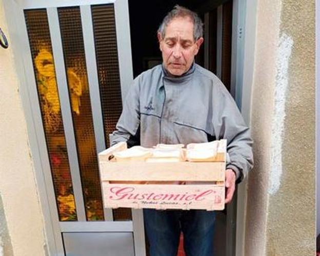 Un vecino de La Unión de Campos nada más recibir en su domicilio la caja con los alimentos.