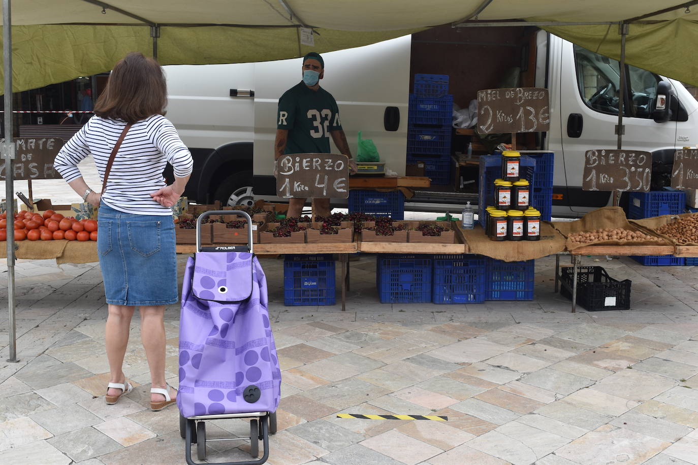 Mercadillo en la plaza España de Aguilar.