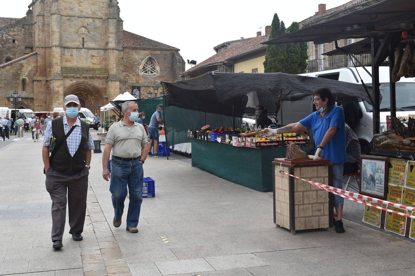 Mercadillo en la plaza España de Aguilar.
