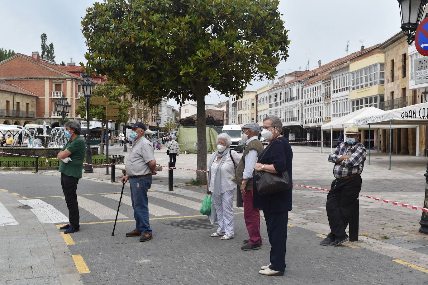 Mercadillo en la plaza España de Aguilar.