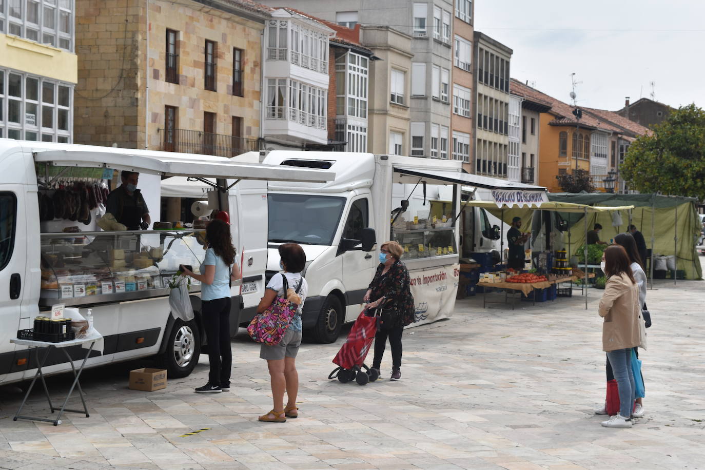 Mercadillo en la plaza España de Aguilar.