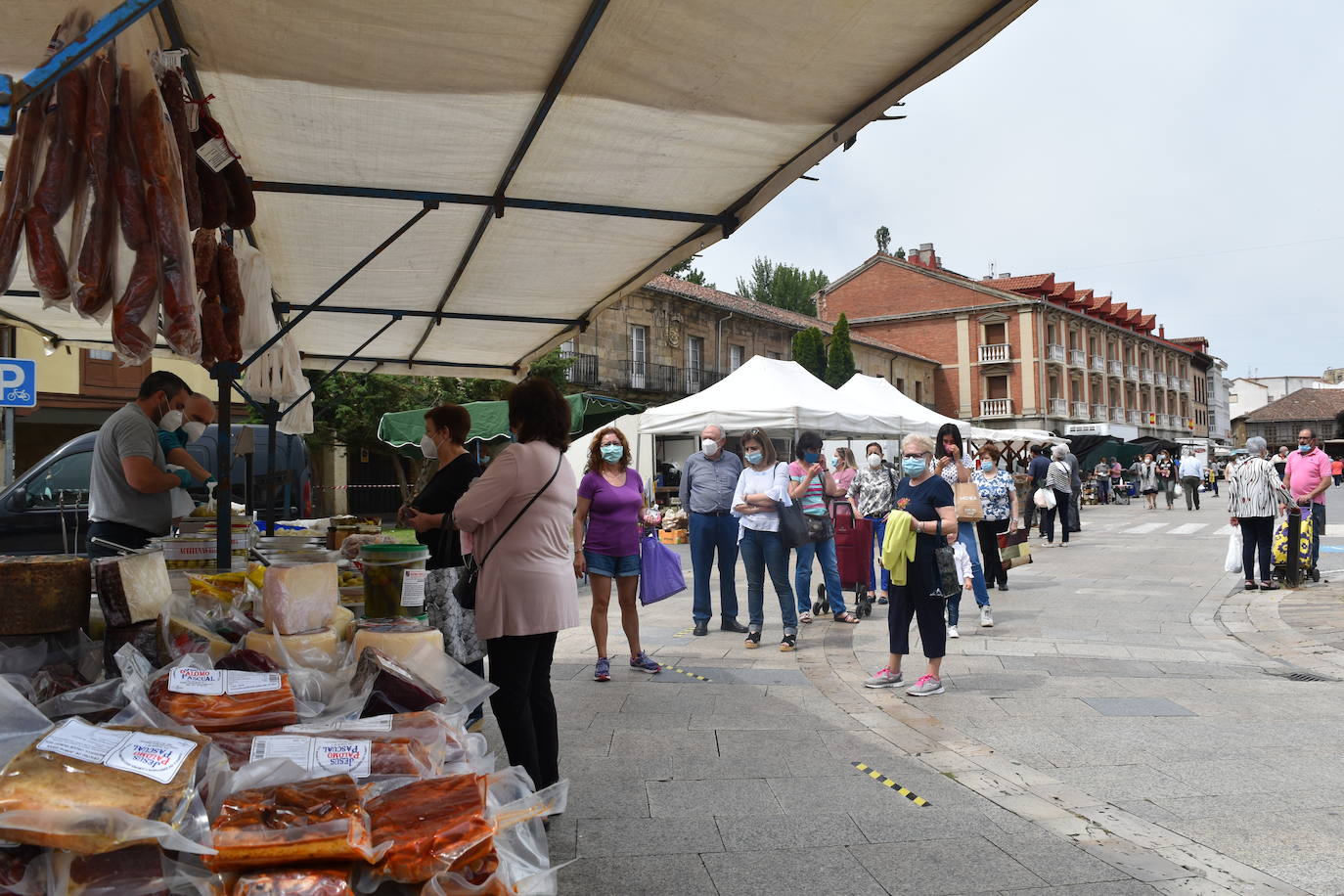 Mercadillo en la plaza España de Aguilar.