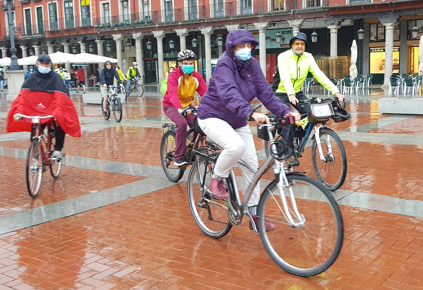 La cita, organizada por la Asamblea Ciclista y la plataforma Conbici, reúne a usuarios de las dos ruedas