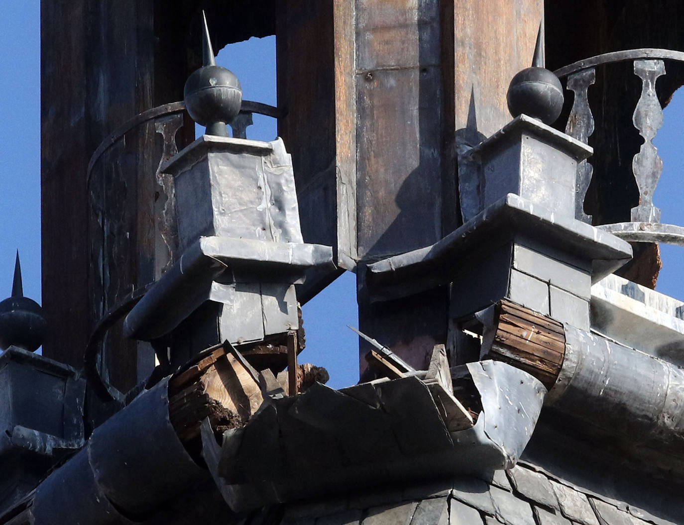 Numerosos daños en el exterior de la torre de San Martín. 