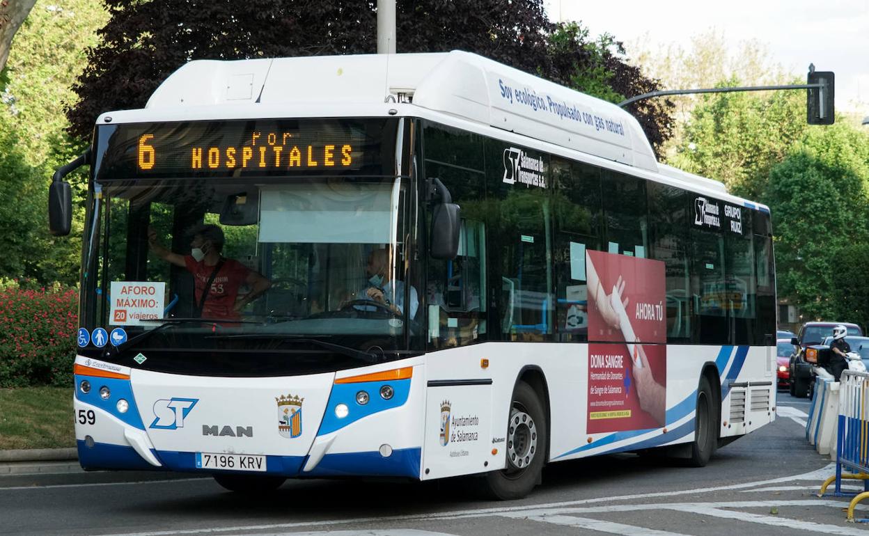 Un autobús urbano de la capital salmantina. 