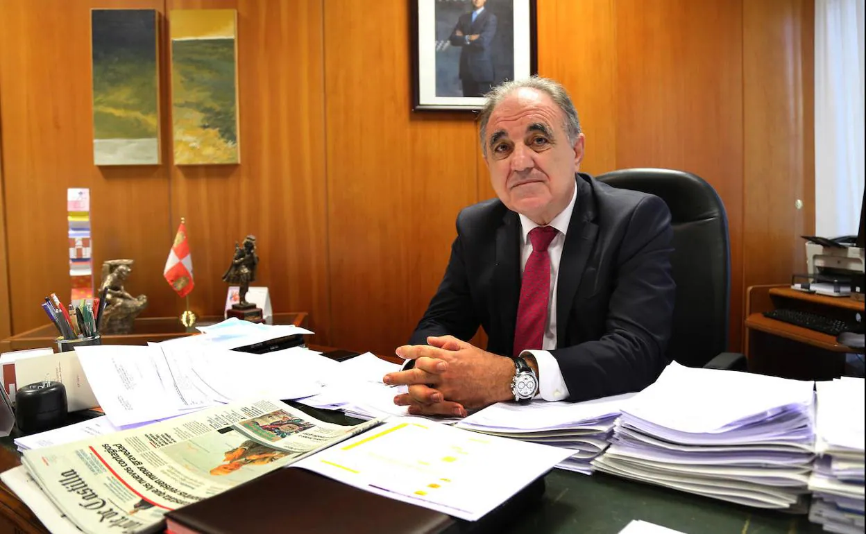 El delegado de la Junta en Palencia, José Antonio Rubio Mielgo, en su despacho.