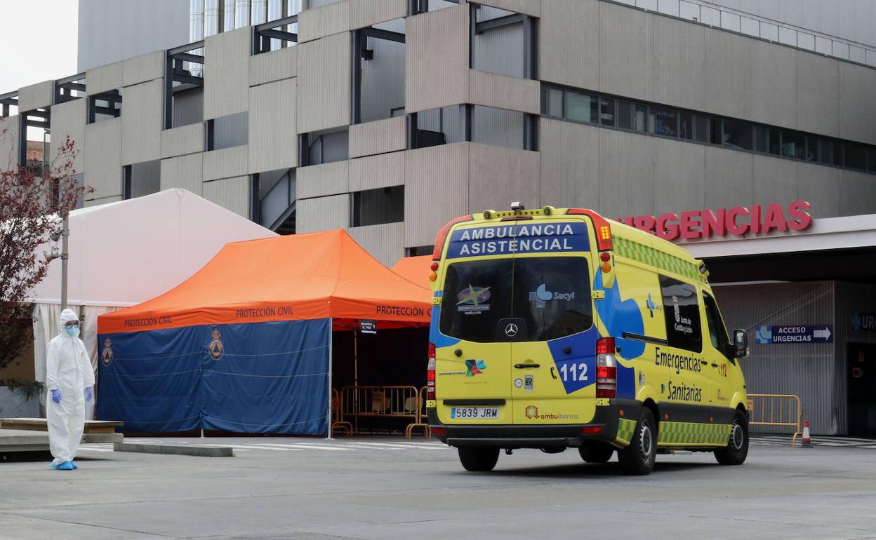 Entrada de una ambulancia en las Urgencias del Clínico a finales de marzo, con el hospital de campaña montado. 