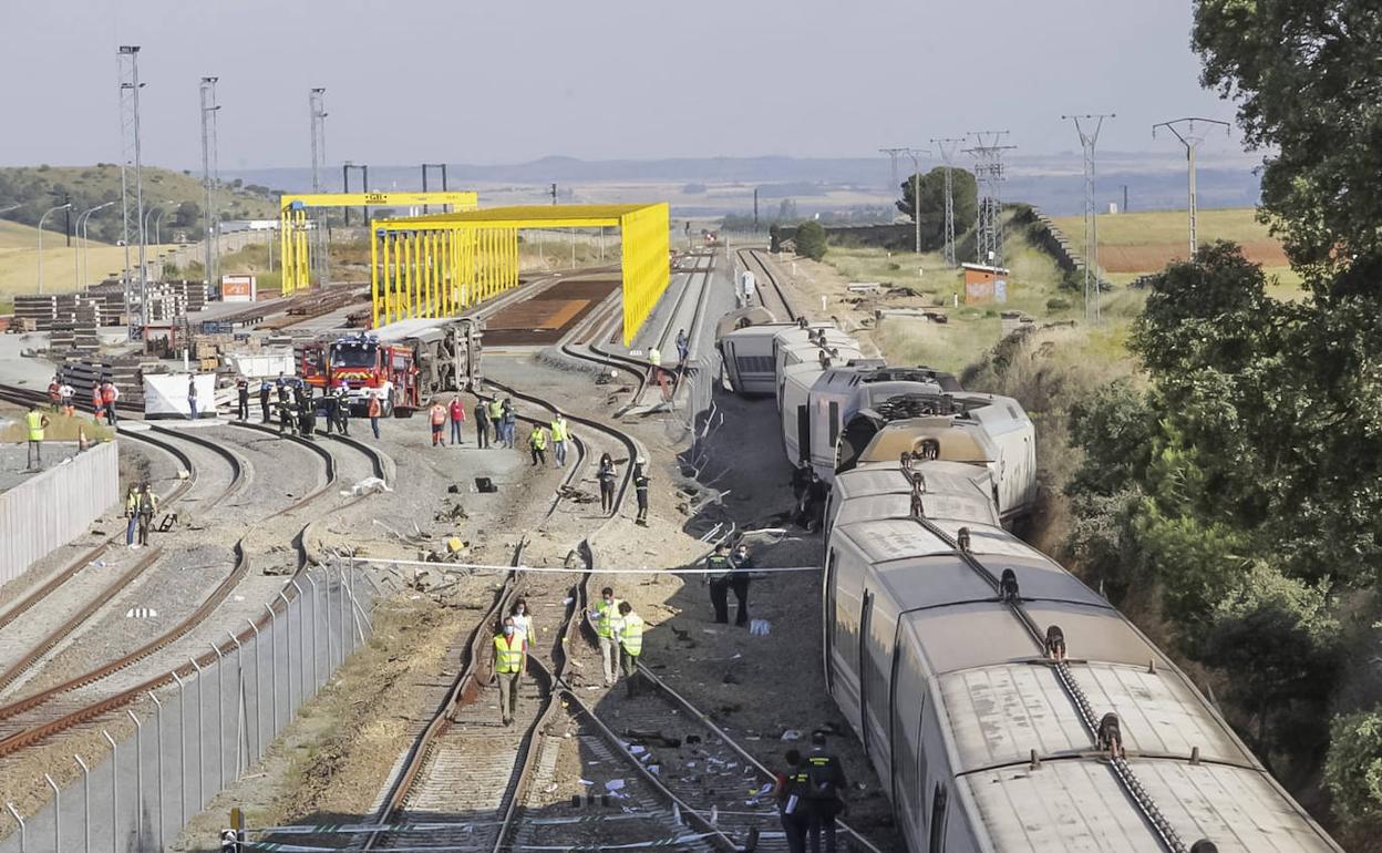 El tren Alvia, tras el descarrilamiento.