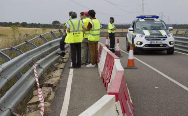 La Guardia Civil y la comisión de investigación analizan el terreno y los restos del accidente del Alvia en Zamora