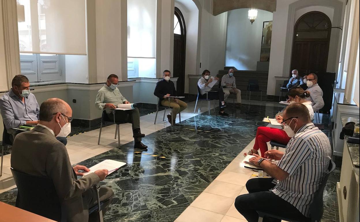 Un momento de la reunión del presidente de la Diputación con los dirigentes de las Opas salmantinas. 