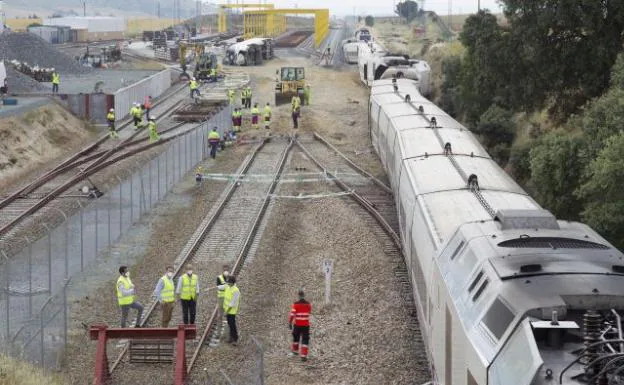 La Guardia Civil toma declaración a conductores para concretar la hora en la que cayó el coche en el accidente del Alvia