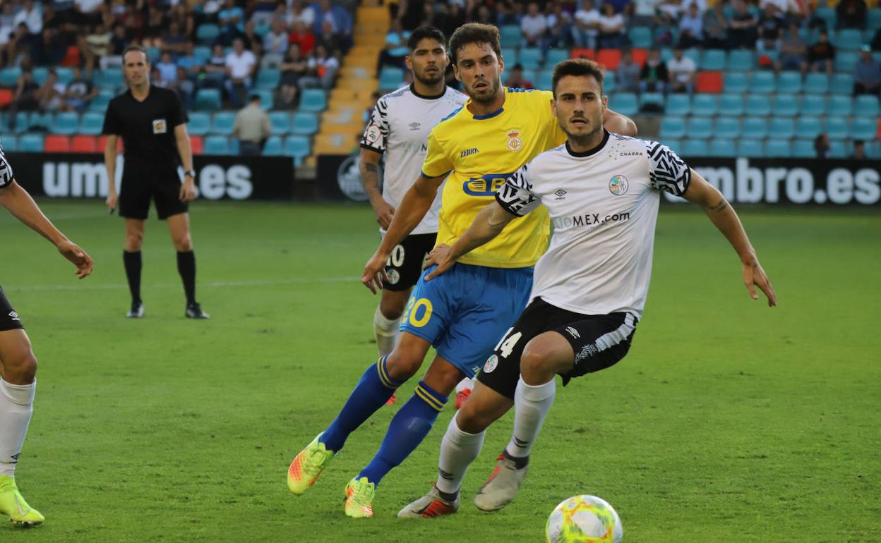 Álex Serrano, con el 14, en un partido con el Salamanca CF UDS en el Helmántico. 