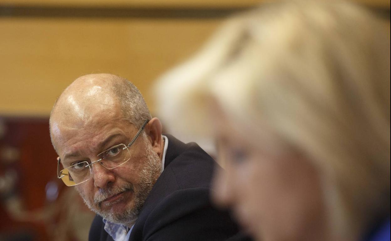 El vicepresidente y portavoz de la Junta Francisco Igea observa a Verónica Casado. 