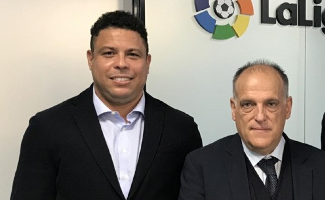 Tebas junto a Ronaldo Nazário, presidente del Real Valladolid. 