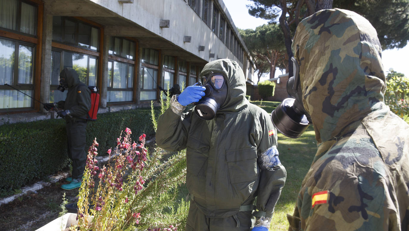 Efectivos de BRILAT en las tareas de desinfección de la residencia 