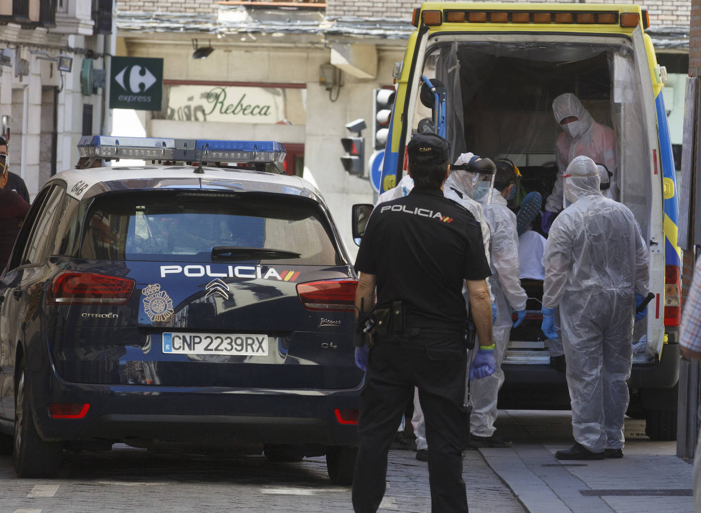 La Policía Nacional dio la alerta y una ambulancia covid trasladó al sospechoso al Clínico custodiado por los agentes, que tuvieron que colocarse los equipos de protección. 