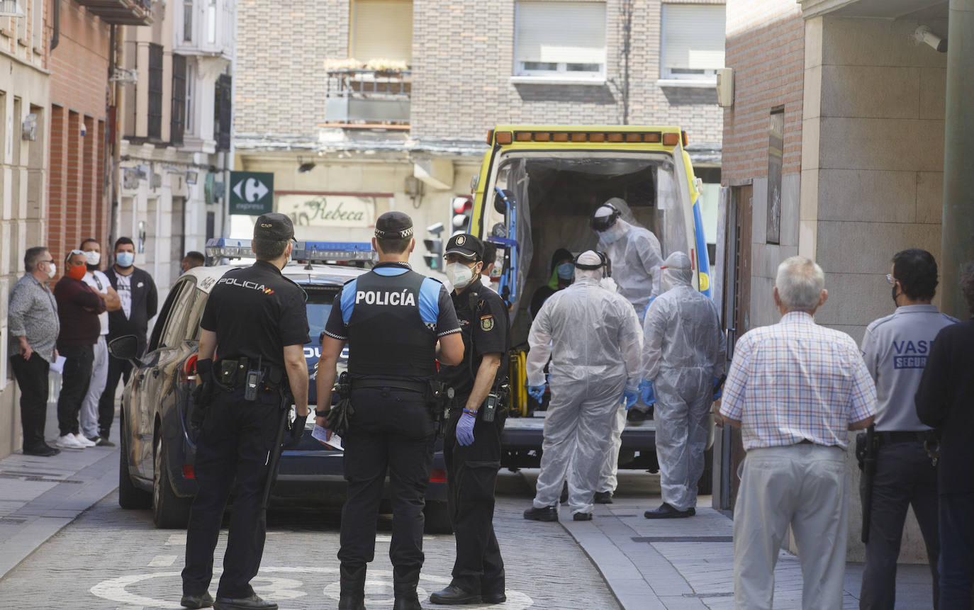 La Policía Nacional dio la alerta y una ambulancia covid trasladó al sospechoso al Clínico custodiado por los agentes, que tuvieron que colocarse los equipos de protección. 