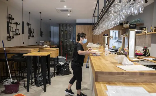Eva Galiano limpia el Bar La Teja, después de la reforma para abrir la próxima semana. 